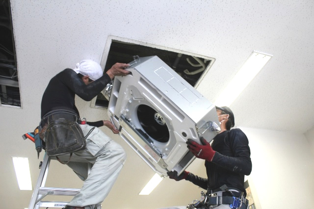 エアコンの修理、困難な新設施工、大規模工事など 年間施工実績1,000件以上のシンワ空調の技術力